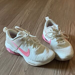 Nike women 7.5 Cream and Pink air zoom sneaker tennis shoe